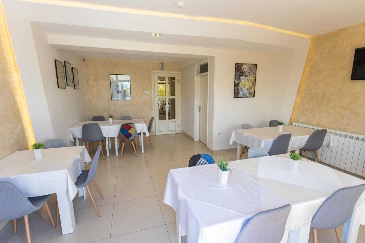 Hotel Dijana Pirot Ngoại thất bức ảnh